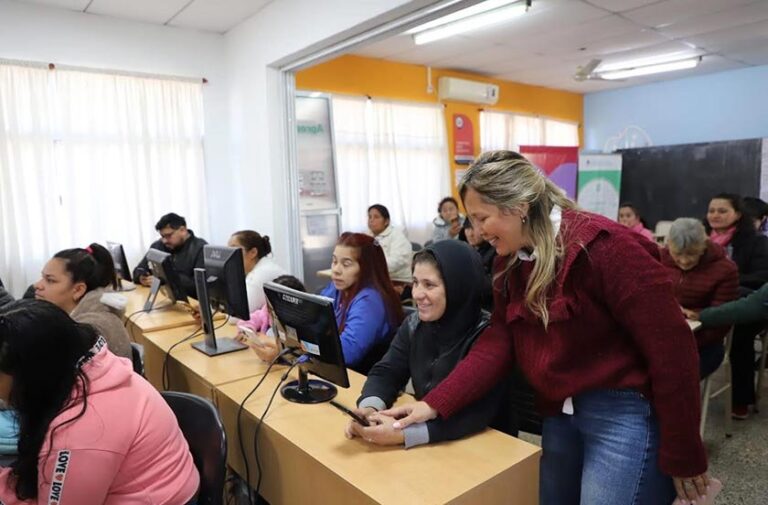 Entrega de módulos alimentarios en el CIC del barrio Centenario de Bella Vista