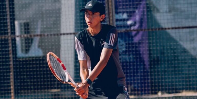 Ignacio Romero, tenista correntino, con la indumentaria del Corrientes Tennis Club