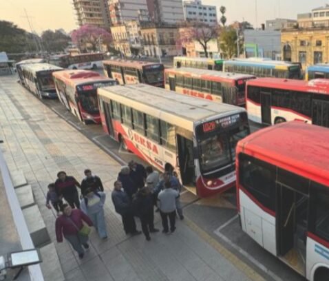Colectivo de transporte urbano en una calle de Corrientes