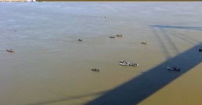 Pescadores en el río Paraná cerca del Puente General Manuel Belgrano