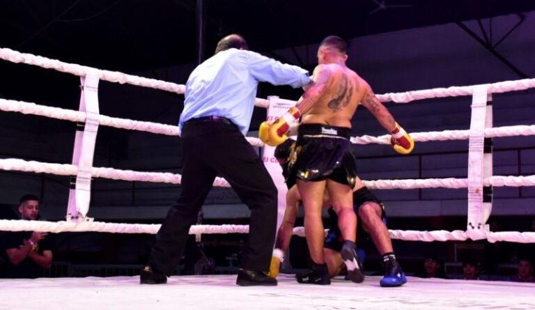 Combate de boxeo en el Club Juventus de Corrientes durante la velada Noche de Titanes III