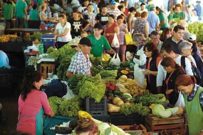Puestos de feriantes en el Parque Mitre de Corrientes durante el Encuentro de Ferias Francas