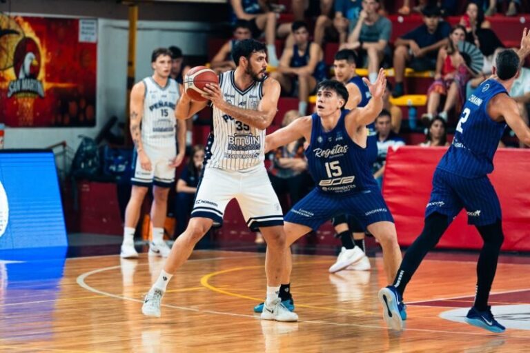 Roberto Acuña con la camiseta de Regatas Corrientes