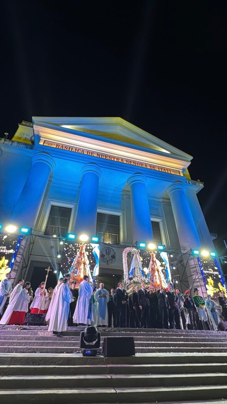 Imagen peregrina de la Virgen de Itatí portada en andas durante la celebración del aniversario