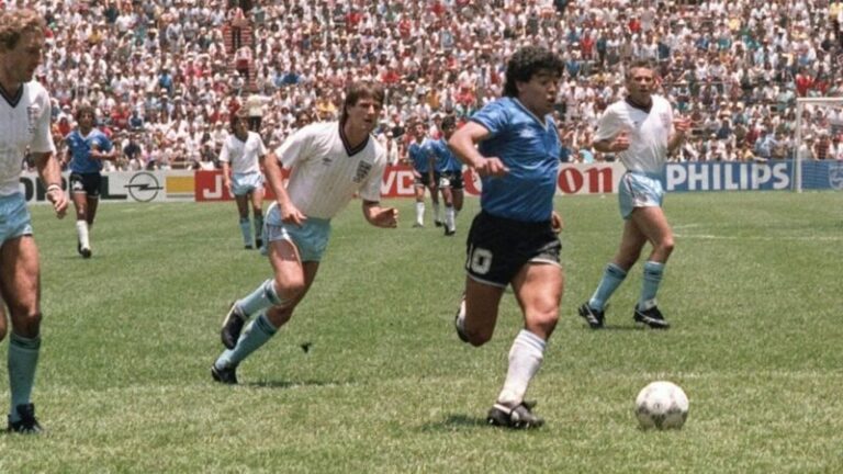 Jugadores de Argentina e Inglaterra en el campo de juego durante un partido de fútbol