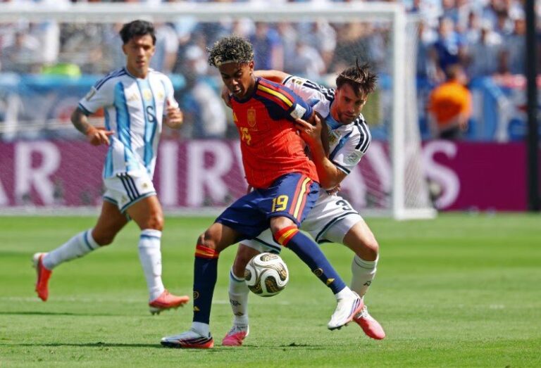 Jugadores de Argentina y España en la final del Mundial