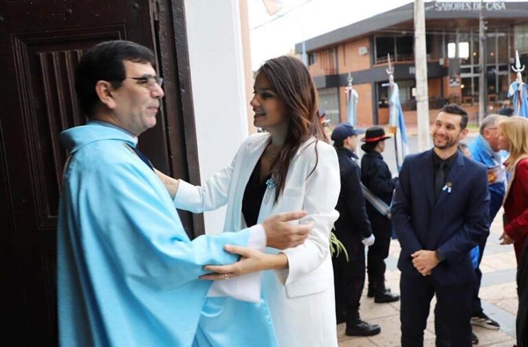 Acto central del Día de la Independencia en Bella Vista con autoridades y representación alegórica