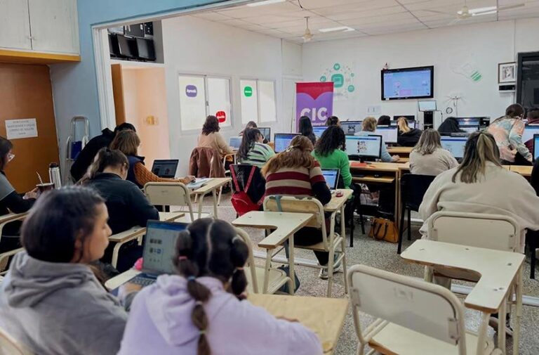 Firma del convenio entre la intendente Noelia Bazzi y representantes de TelCo para la implementación del programa DOCO en Bella Vista