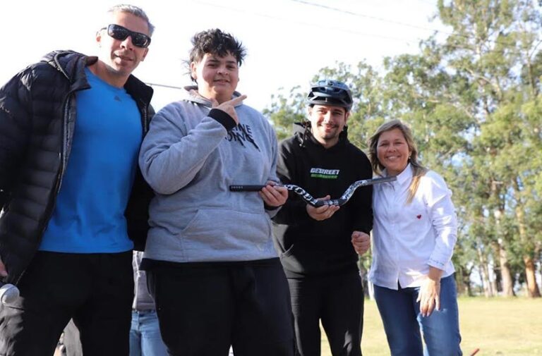 Participantes realizando acrobacias en bicicleta durante la jornada de Stunt en Bella Vista