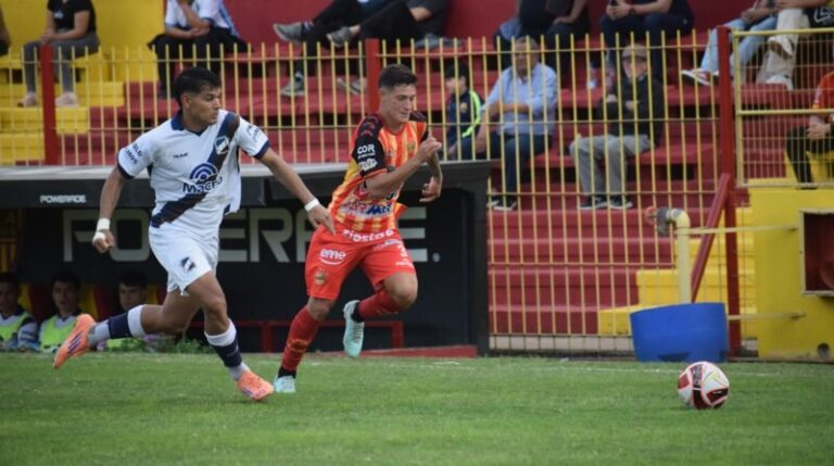 Jugadores de Boca Unidos durante el partido ante Juventud Antoniana en el estadio Leoncio Benítez