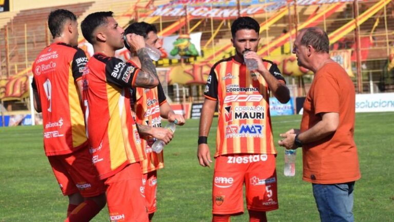 Jugadores de Boca Unidos en partido del Torneo Federal A