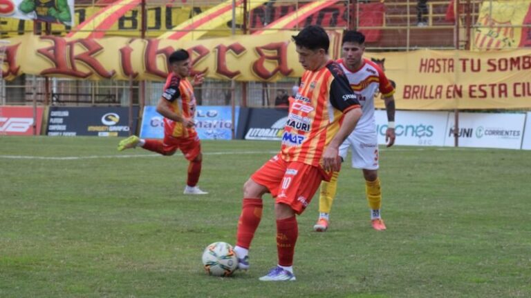 Jugadores de Boca Unidos en el campo de juego