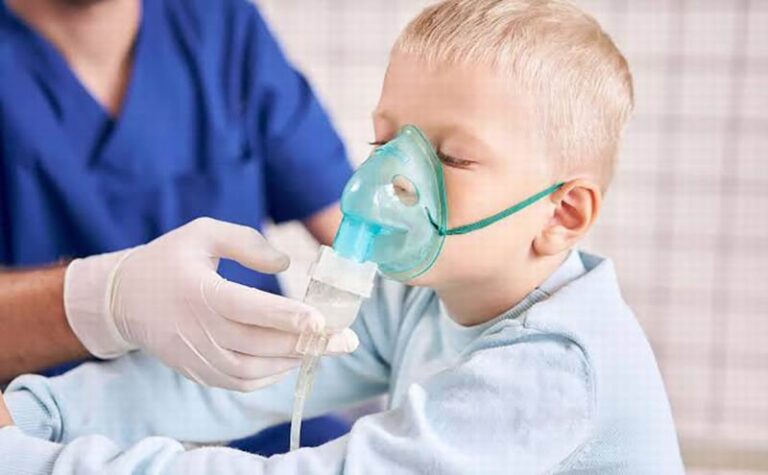Médico atendiendo a un niño con síntomas respiratorios en un hospital de Corrientes