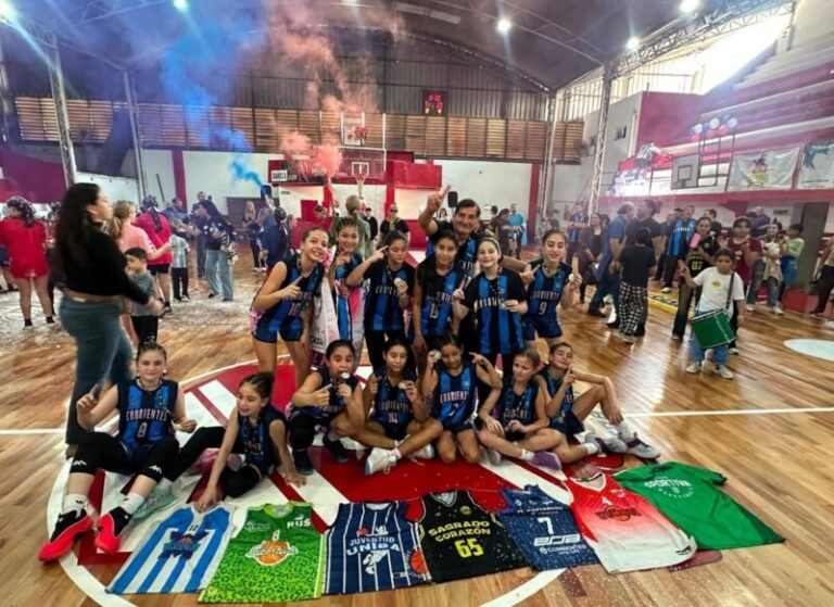 Equipo de Mini femenino de Corrientes celebrando el campeonato
