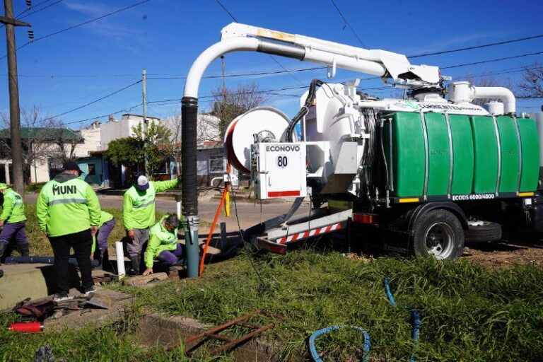 Camión desobstructor municipal en operación en calles de Corrientes