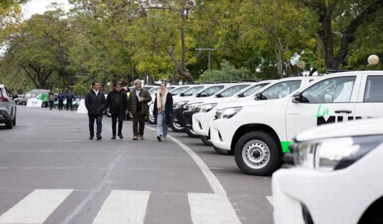 Vehículos municipales nuevos exhibidos en la Costanera General San Martín de Corrientes