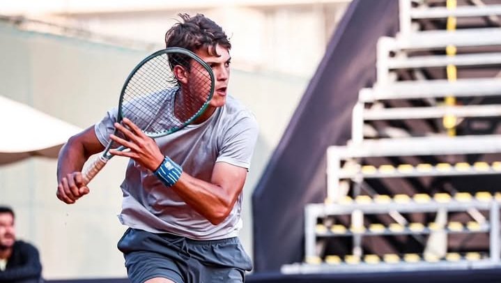 Carlos María Zarate durante un partido de tenis en el M15 de Sao Paulo