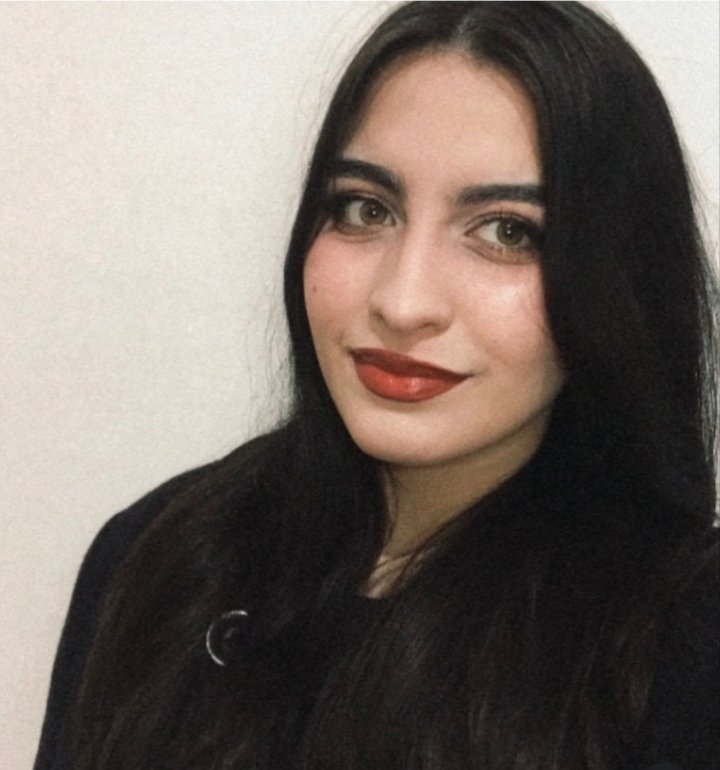 Chiara Figuerero Moulin sosteniendo su libro Poesía rosada para días azules