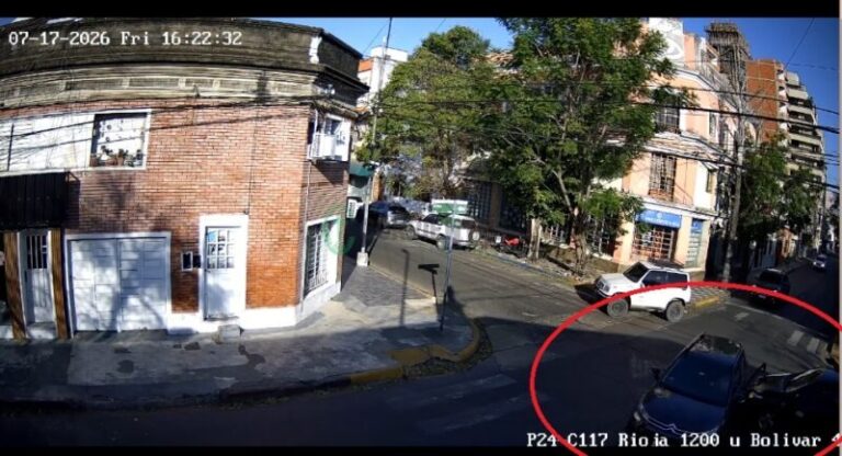 Vehículo sobre la vereda tras choque en microcentro correntino