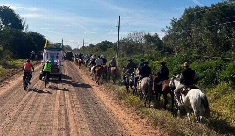Peregrinos caminando hacia la Basílica de Nuestra Señora de Itatí en Corrientes