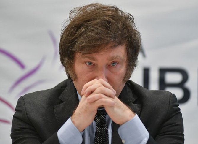 Javier Milei y Karina Milei en un acto político
