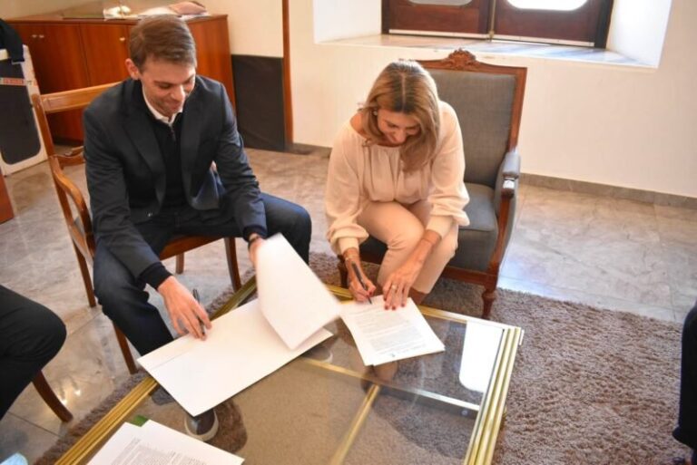 Firma del convenio entre la decana Moira Carrió y el ministro Juan Pablo Fornaroli en la Facultad de Ciencias Económicas de la UNNE