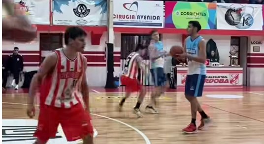 Partido de básquet entre Regatas Corrientes y Córdoba por la Copa Palacio