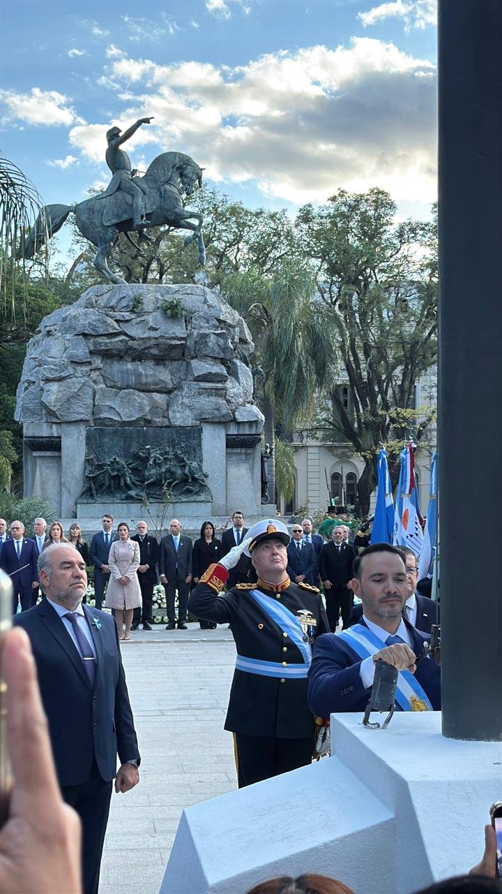 Autoridades provinciales y municipales durante el izamiento del Pabellón Nacional en la Plaza 25 de Mayo por el Día de la Independencia
