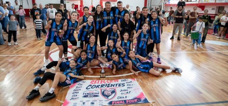 Equipo de básquet femenino de Corrientes celebrando el título del Argentino de Federaciones Mini