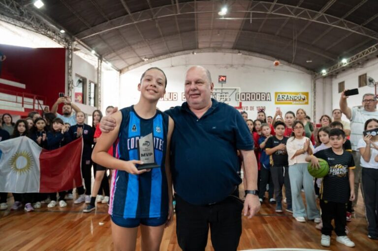 Equipo de básquet Mini femenino de Corrientes celebrando el campeonato argentino de federaciones