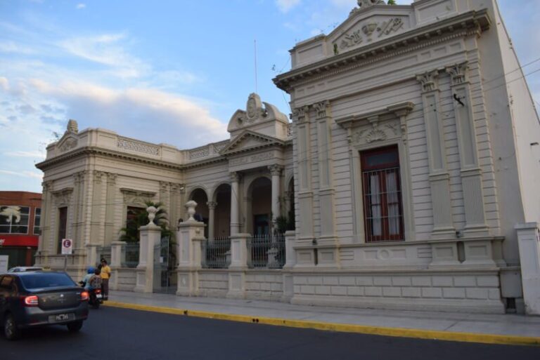 Fachada de la Escuela Nº 1 Manuel Belgrano en Corrientes