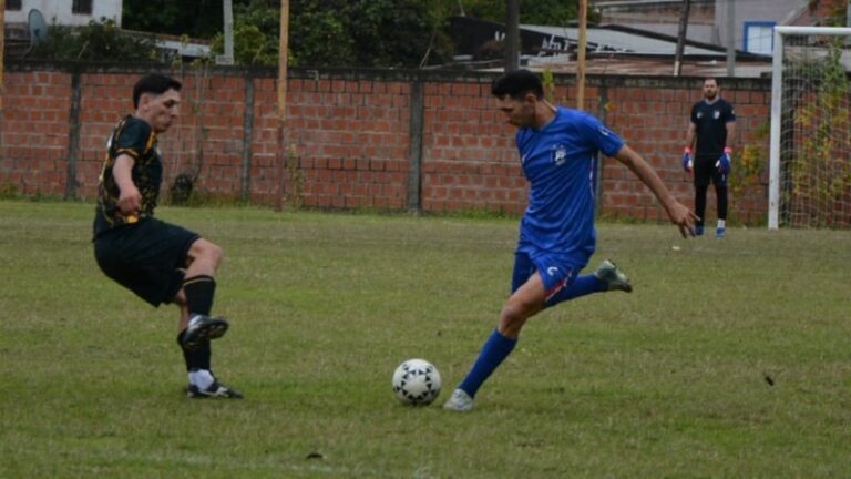 Partido de fútbol en Corrientes durante la fecha inaugural del torneo Oficial