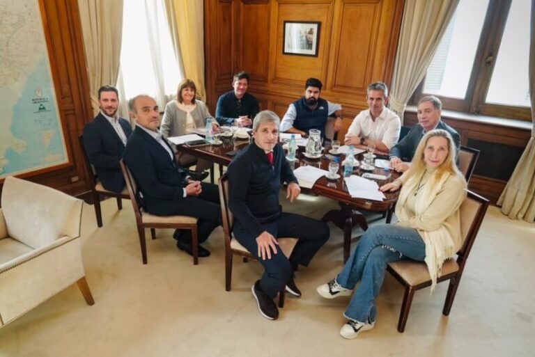 Reunión de la Mesa Política en Casa Rosada con ministros y legisladores