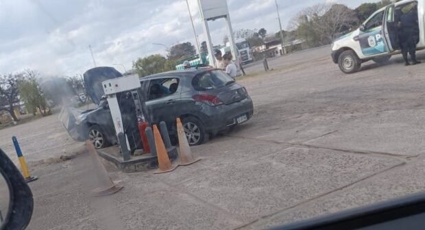 Automóvil incrustado contra un surtidor de combustible en una estación de servicio en Empedrado
