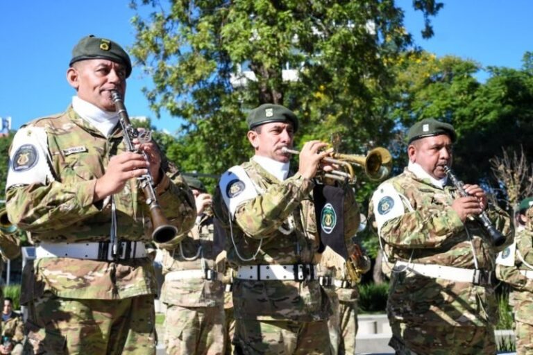 Bandas militares tocando en el parque Cambá Cuá de Corrientes