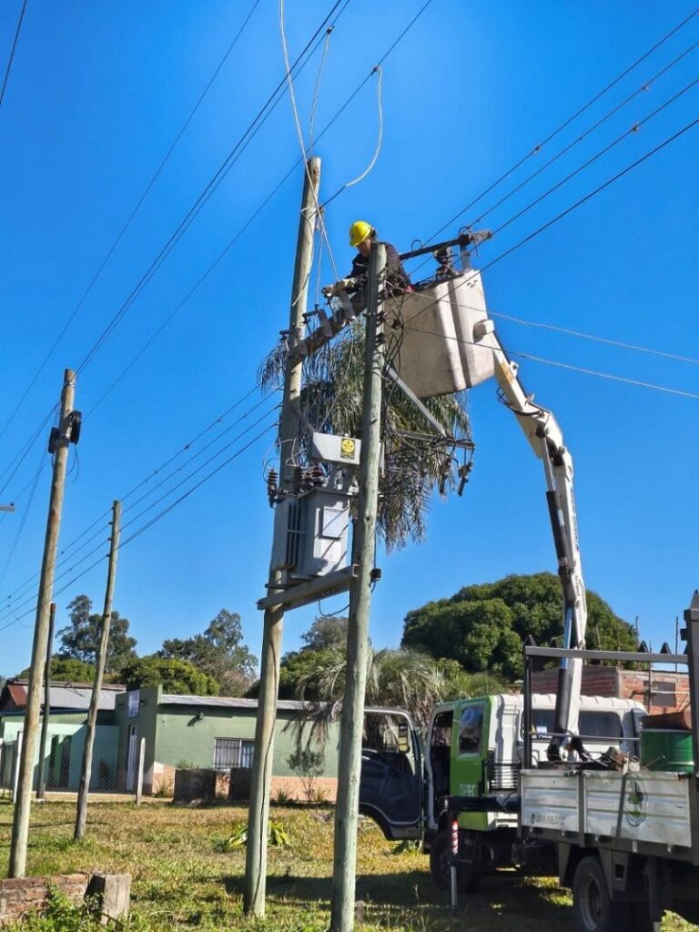 Poste de tendido eléctrico en Corrientes