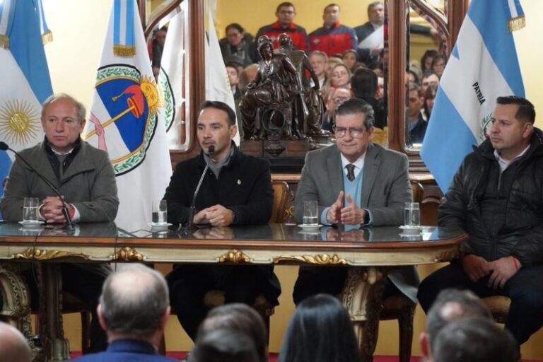 Autoridades provinciales y bomberos voluntarios durante la entrega de subsidios en la Casa de Gobierno de Corrientes