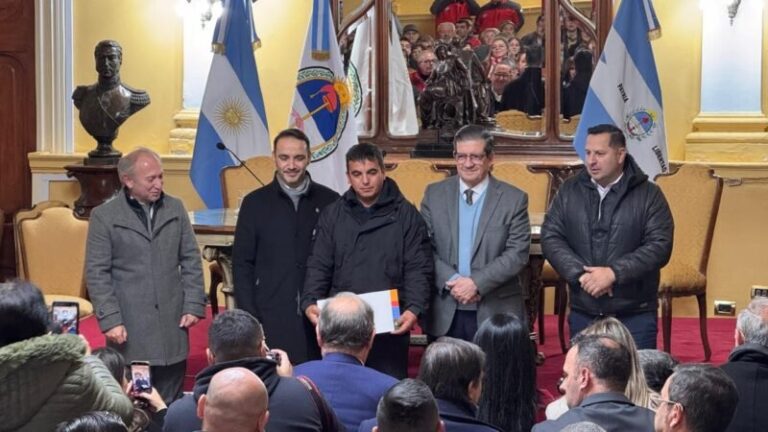 Entrega de subsidios a bomberos voluntarios en Corrientes