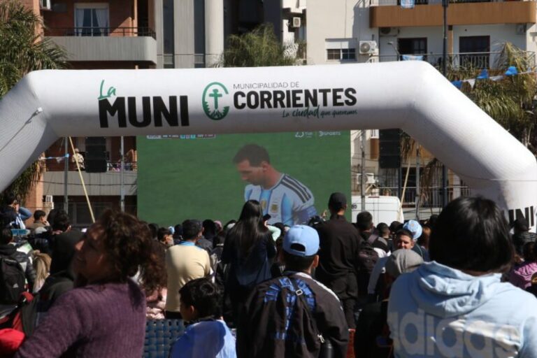 Rotonda de la Poncho Verde con pantalla gigante y público durante el Fan Fest