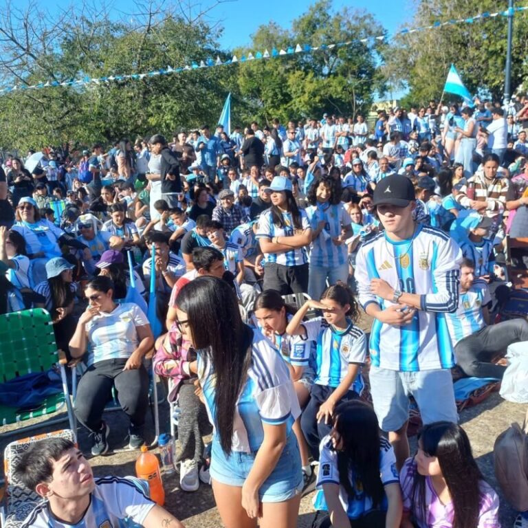 Multitud en la Rotonda de la Poncho Verde durante el Fan Fest viendo el partido Argentina-Inglaterra