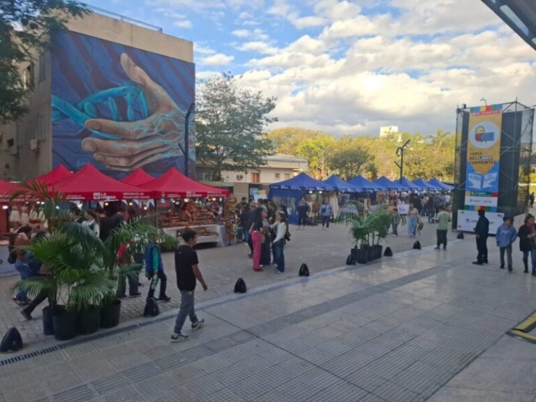 Stand de la Feria del Libro de Corrientes con asistentes y libros