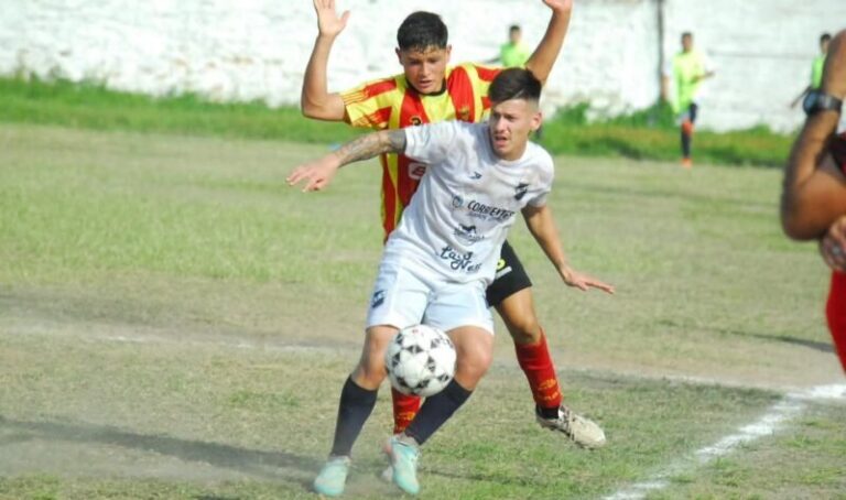 Partido de fútbol entre Ferroviario Corrientes y Lipton en cancha auxiliar de Boca Unidos
