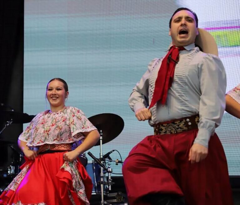 Multitud en la 5ª Fiesta Provincial del Locro en el corsódromo La Sucursal del Cielo