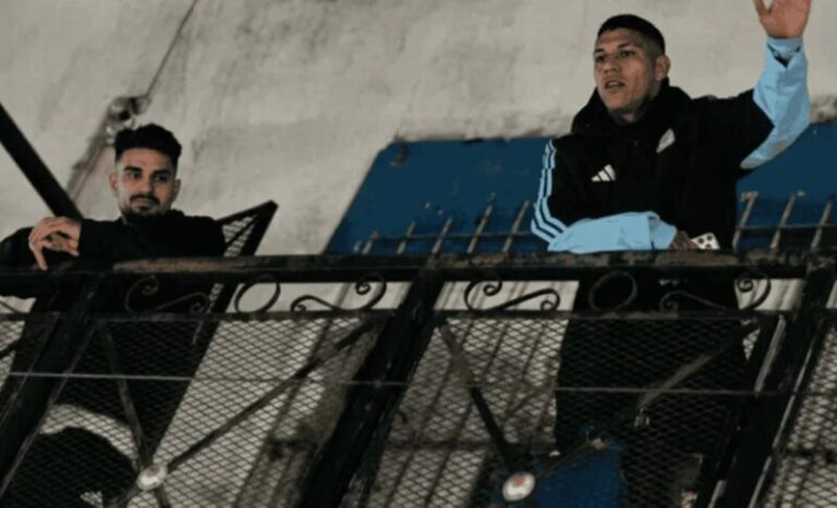 Facundo Medina y José Manuel López desde un balcón en Villa Caraza, Lanús