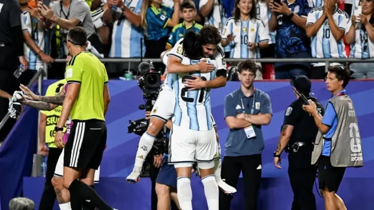 Flaco López celebrando tras asistencia a Julián Álvarez en partido contra Suiza