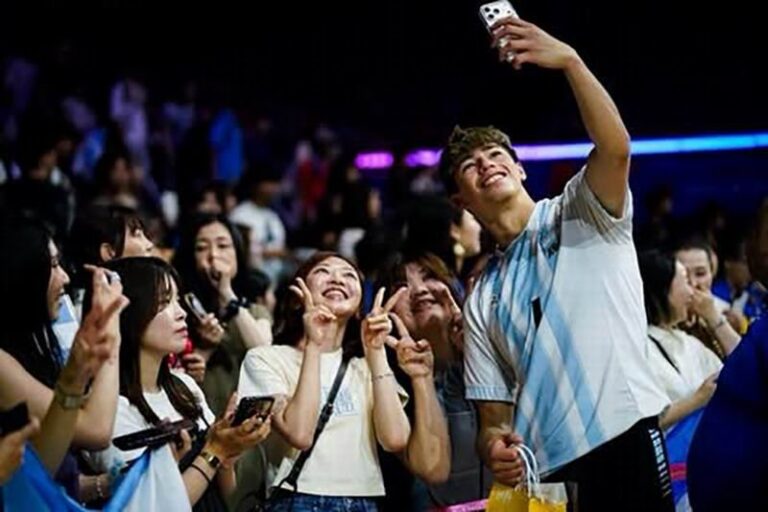 Germán Gómez celebrando un punto durante el partido Argentina vs Italia por la VNL