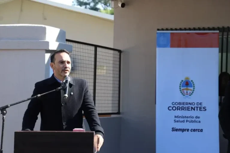 Gobernador Juan Pablo Valdés y ministro Emilio Lanani durante la inauguración de obras en el hospital Llano de Corrientes
