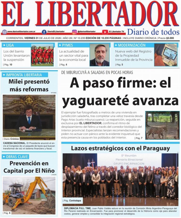 Trabajadores de la Dirección Provincial de Vialidad realizando bacheo en una ruta de Corrientes