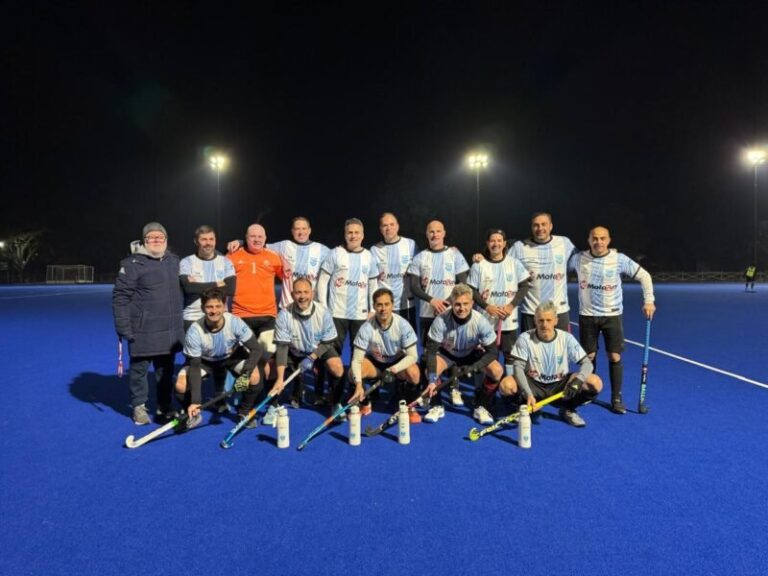 Héctor Ojeda con la camiseta del seleccionado argentino de hockey máster