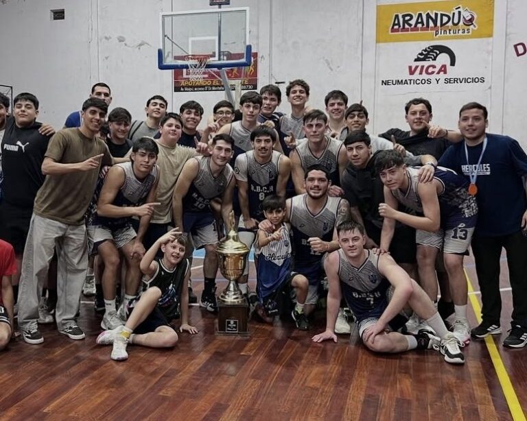 Partido de básquet entre Hércules y El Tala en el Polideportivo Rafael Cañete
